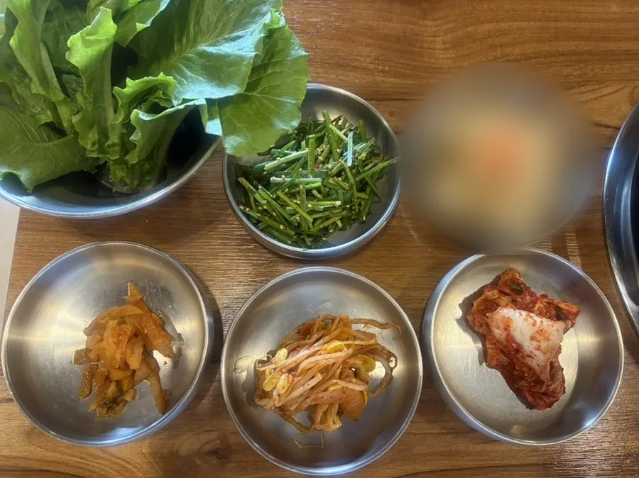 갈비에 부추와 콩나물 올린 쌈