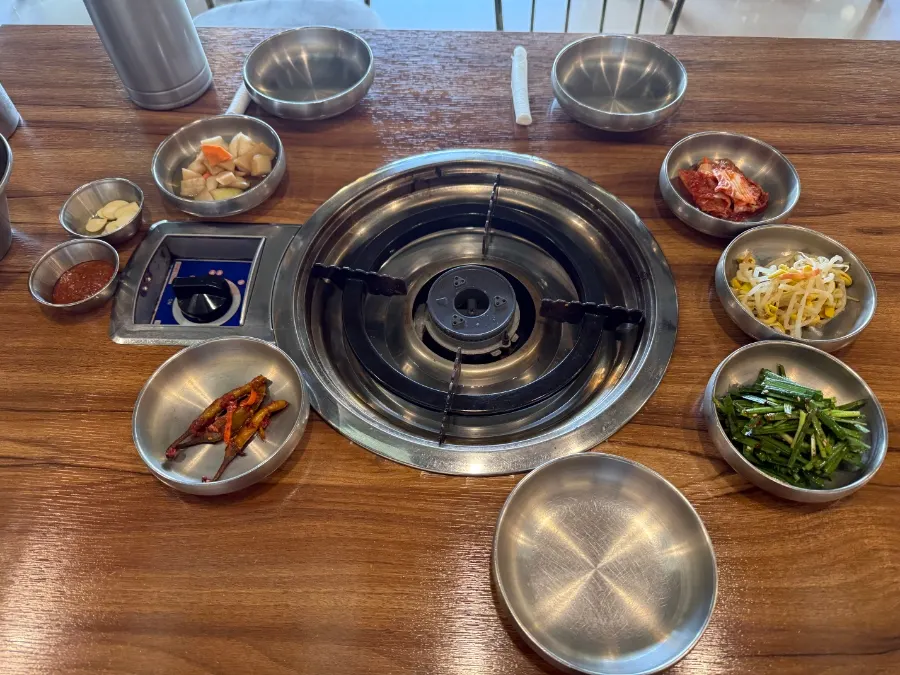 주문 후 차려진 기본 반찬 상차림