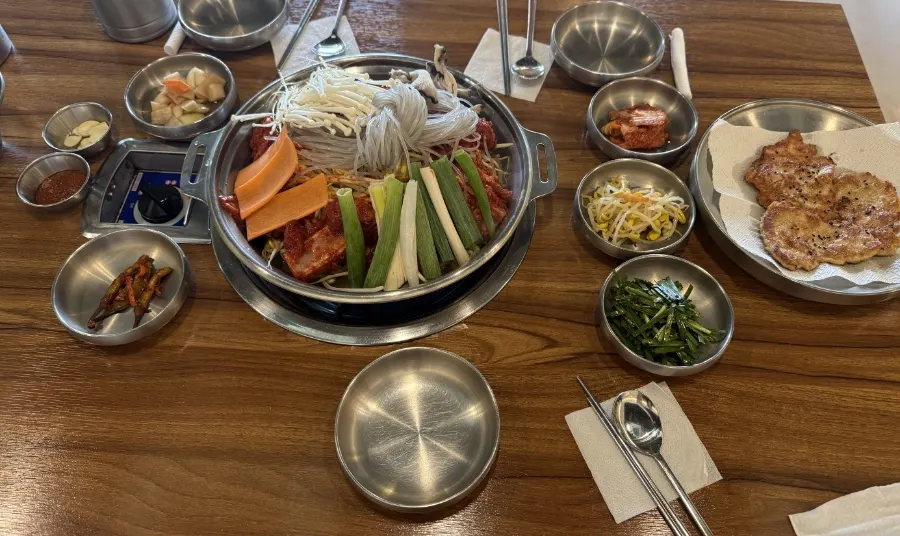 김치와 나물 등 정갈한 기본 찬