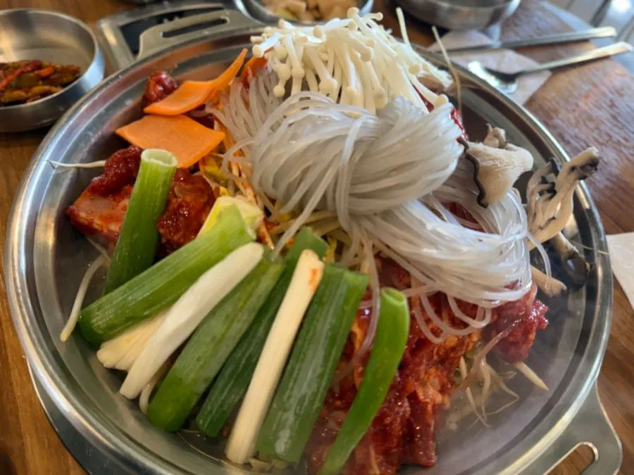 콩나물이 가득 올라간 갈비전골