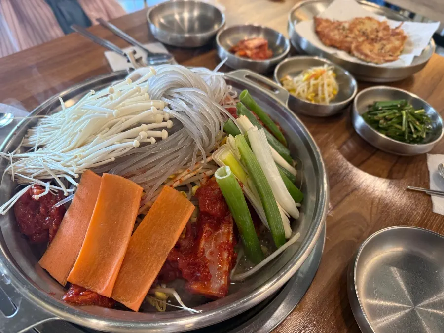 갈비전골과 육전이 함께 놓인 상