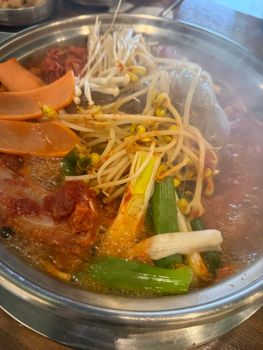 불에 올려진 물갈비 냄비