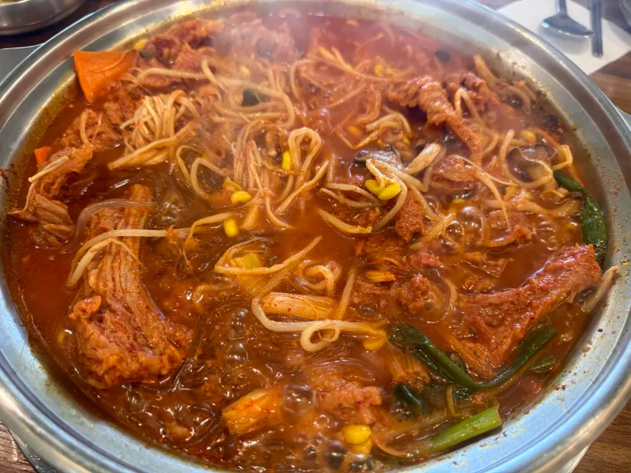 얼큰한 국물의 갈비전골 클로즈업