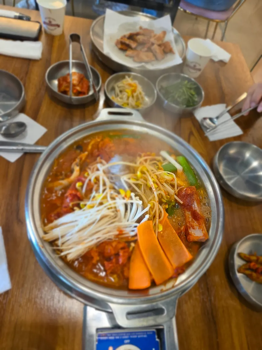 양념이 배어든 갈비와 국물