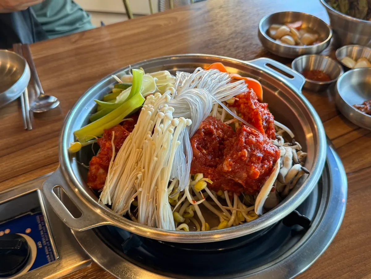 야채와 당면, 양념 갈비가 수북한 갈비전골