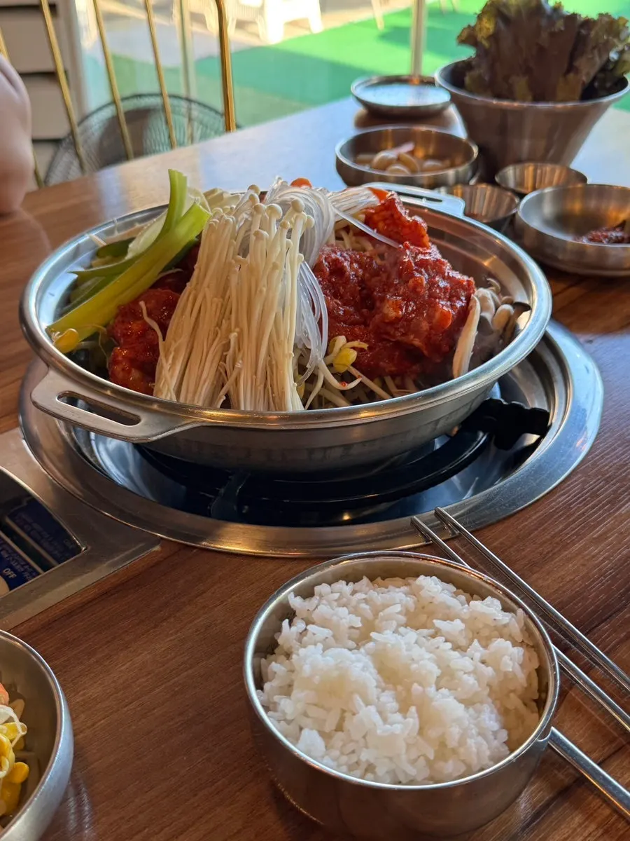 냄비 가장자리로 둘러놓은 두툼한 갈비