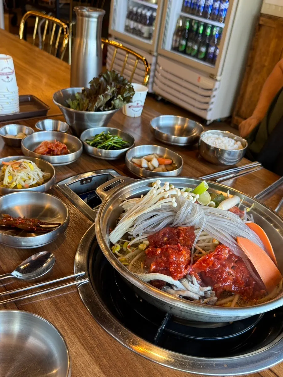 먹기 좋게 자른 갈비살과 국물