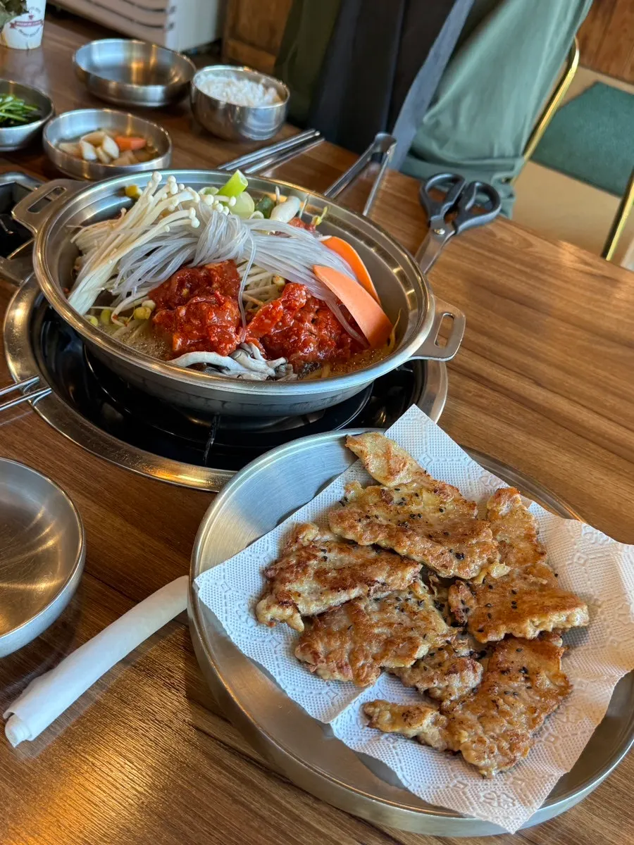 접시 가득 노릇하게 부쳐낸 육전