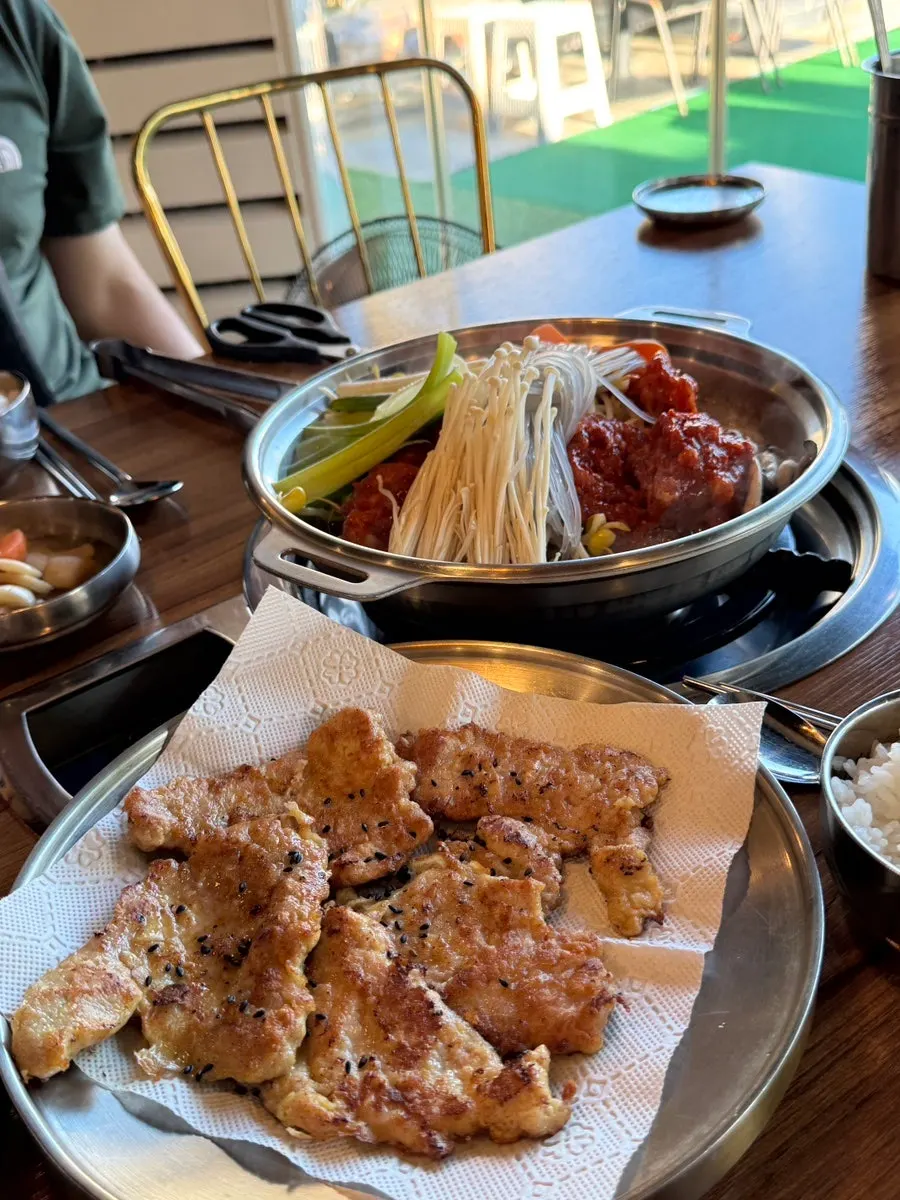 검은깨 박힌 육전 단면 클로즈업