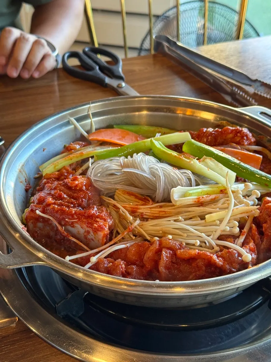 육전 위에 올린 고추장아찌