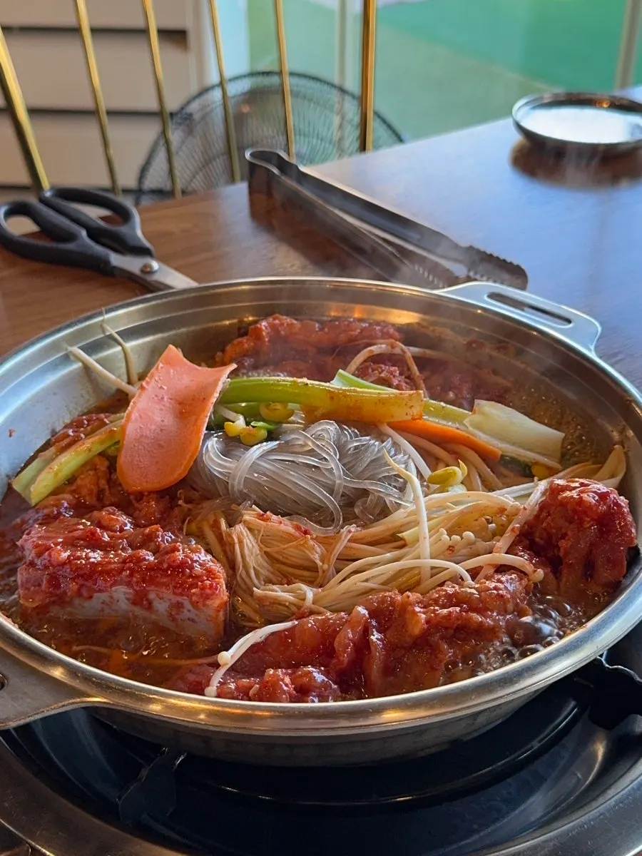 갈비전골과 육전이 함께 놓인 상차림