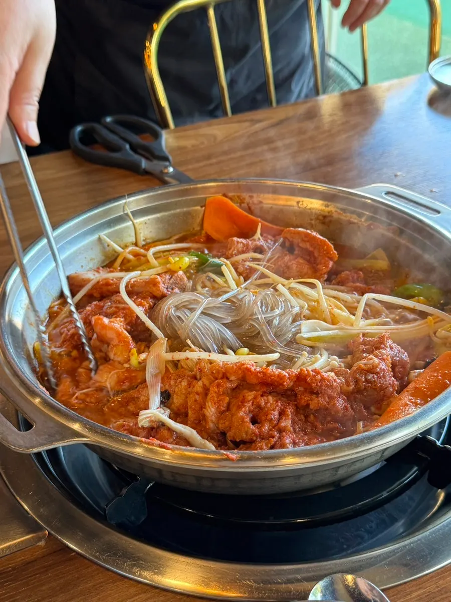 밥 위에 얹은 갈비살과 국물