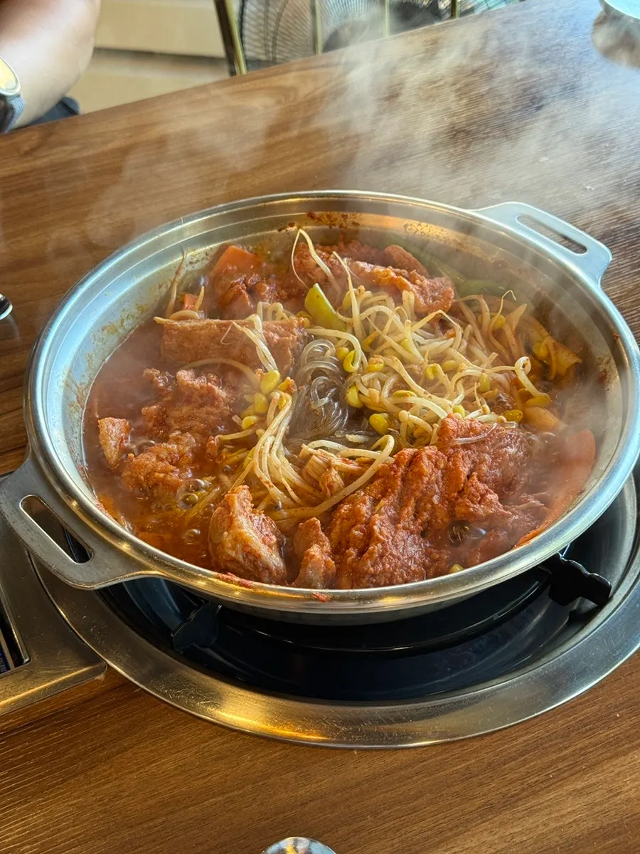 상추에 고기와 마늘 올린 쌈