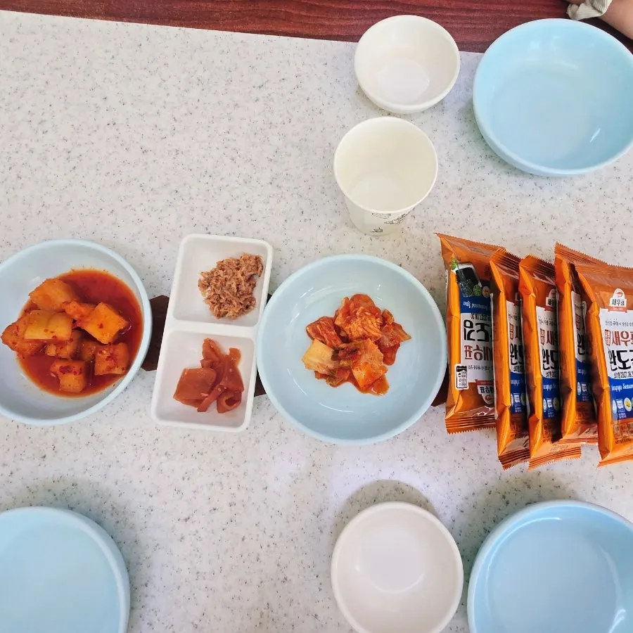 김치와 새우젓, 김이 놓인 기본 반찬 상차림