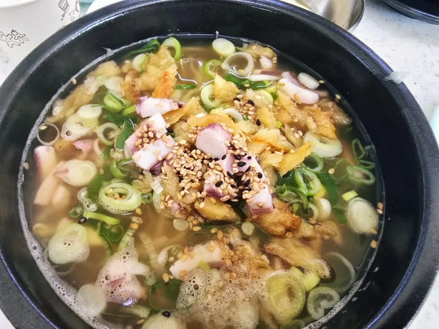 오징어가 들어간 황제콩나물국밥 한 그릇