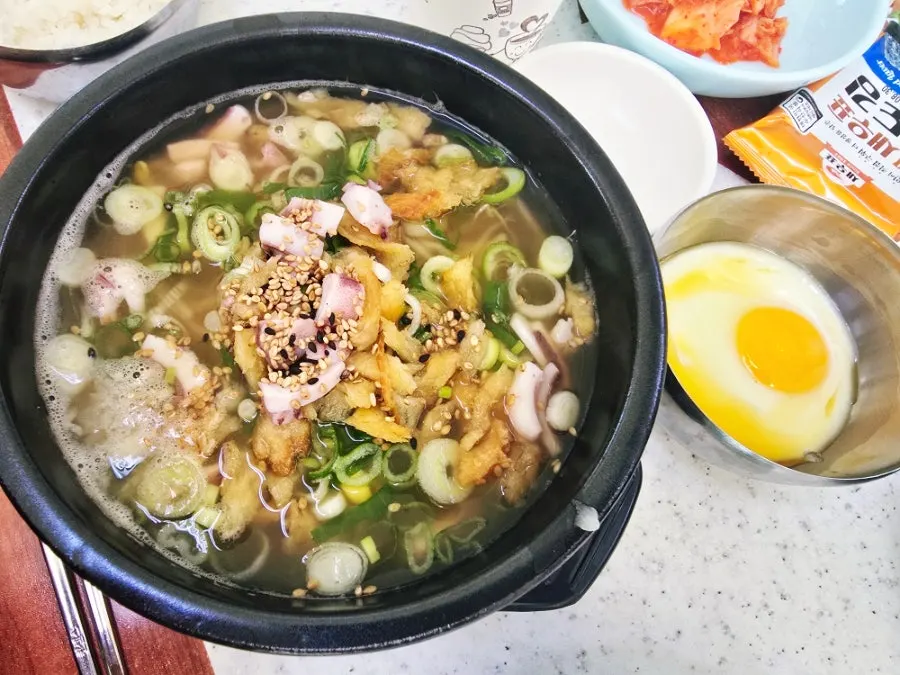 콩나물이 가득한 황제콩나물국밥 국물
