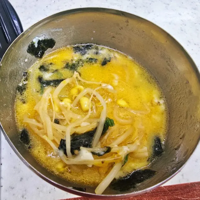 국물과 김을 넣어 섞은 수란