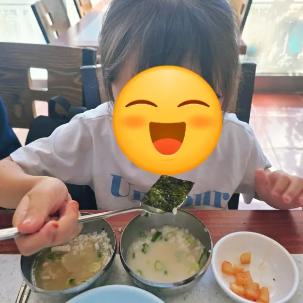 아이 그릇에 덜어준 도가니탕과 콩나물국밥