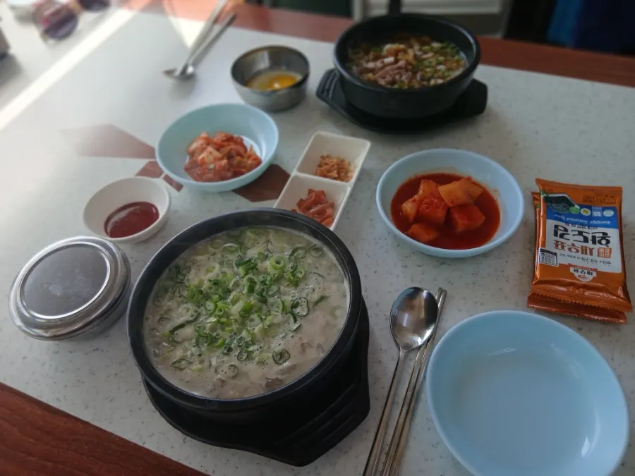 Bean sprout soup table setting at Ogeorijip in Seoseohak-dong, Jeonju
