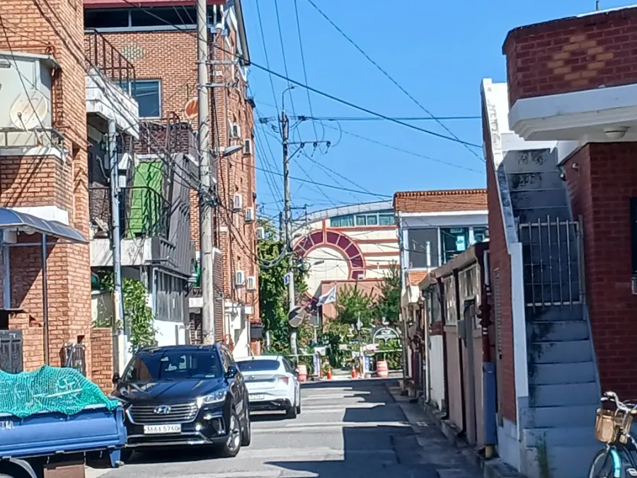 View of the walk to Ogeorijip in Seoseohak-dong