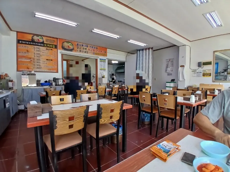 Seating inside Ogeorijip