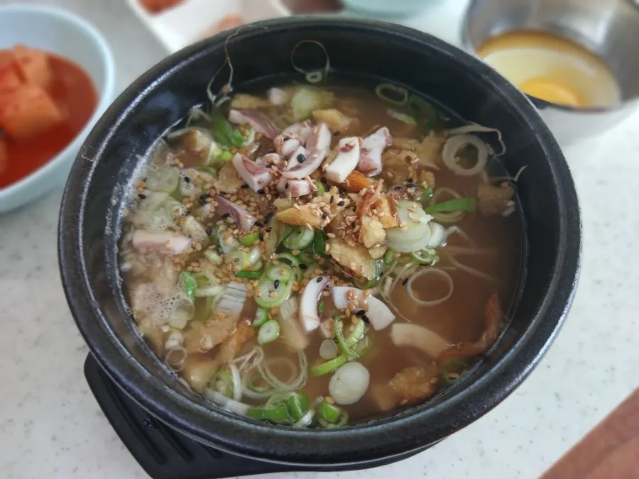 Pollack and squid toppings in the bean sprout soup