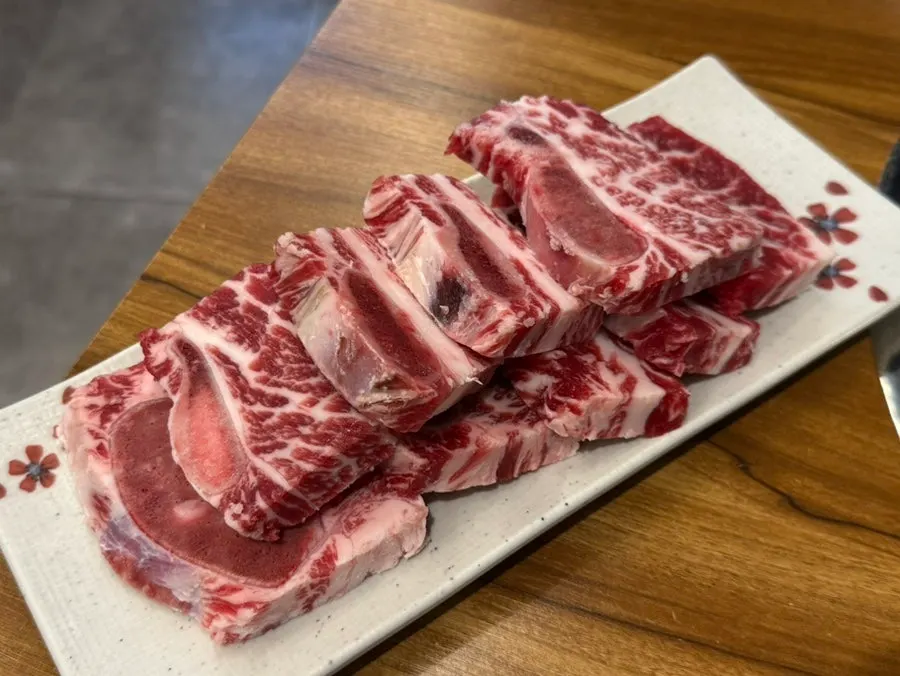 마블링이 선명한 소 생갈비 한 접시