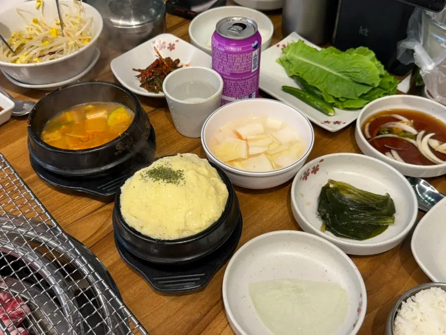 상에 차려진 소 생갈비와 밑반찬
