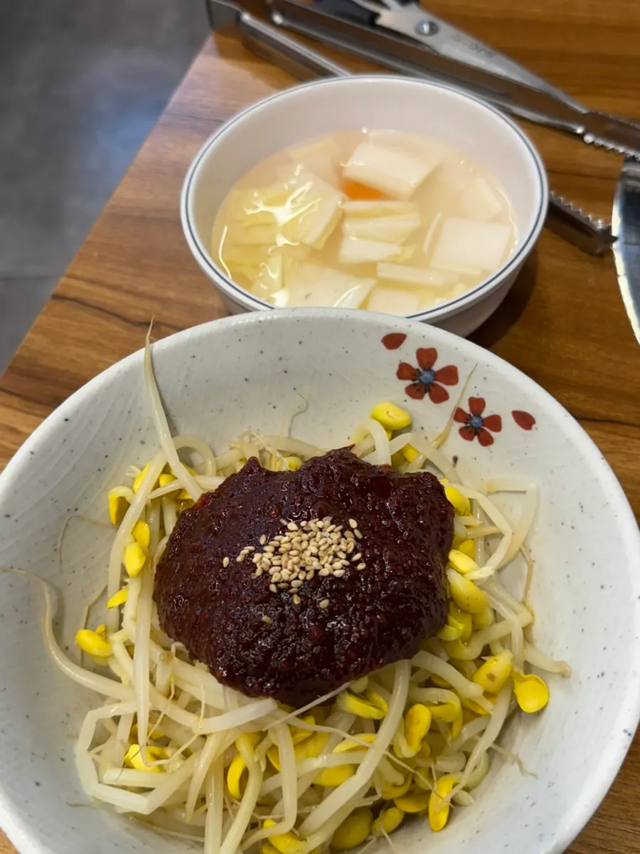 콩나물무침 등 기본 반찬 한상