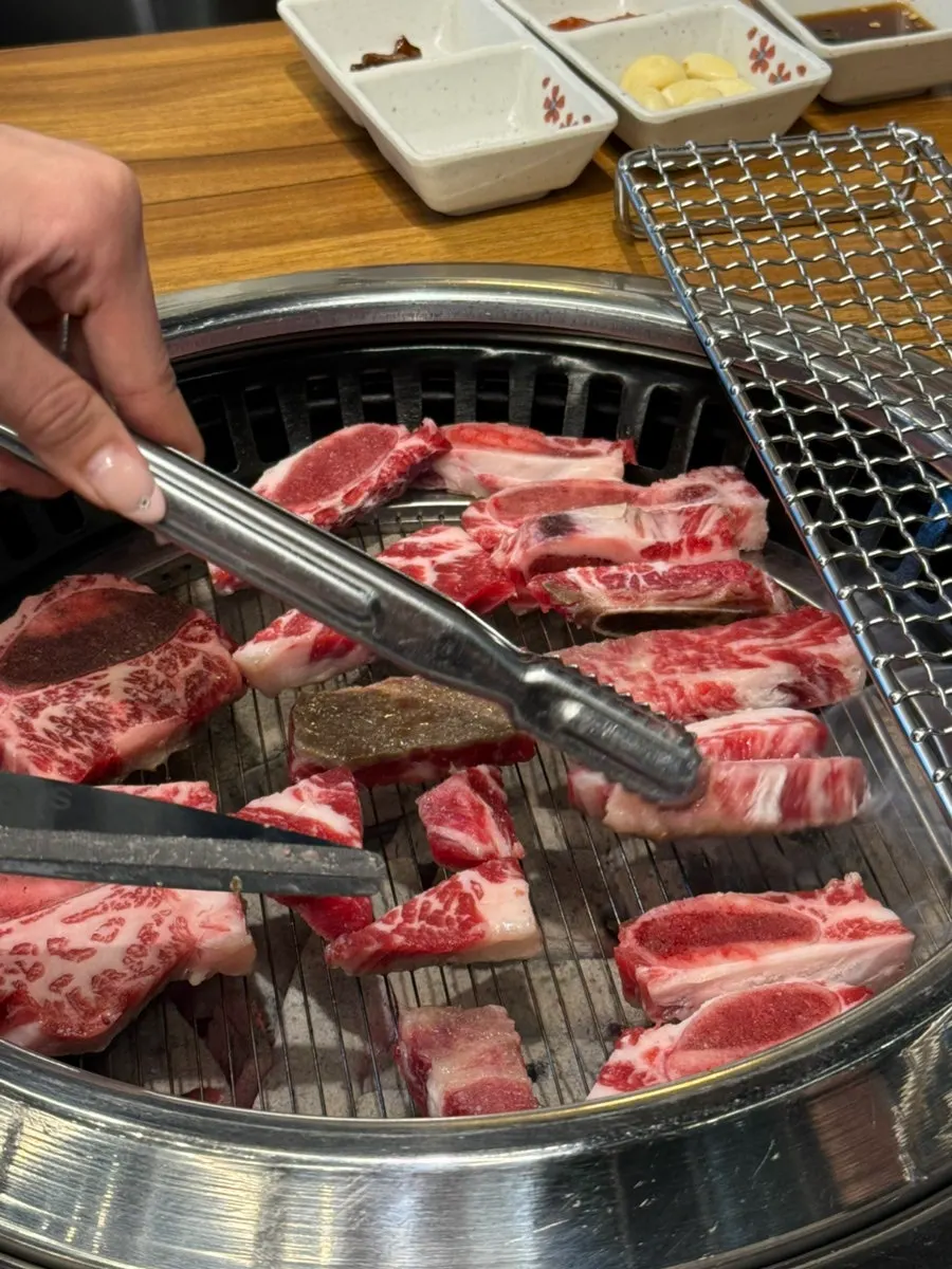 셀프바에서 가져온 반찬 접시