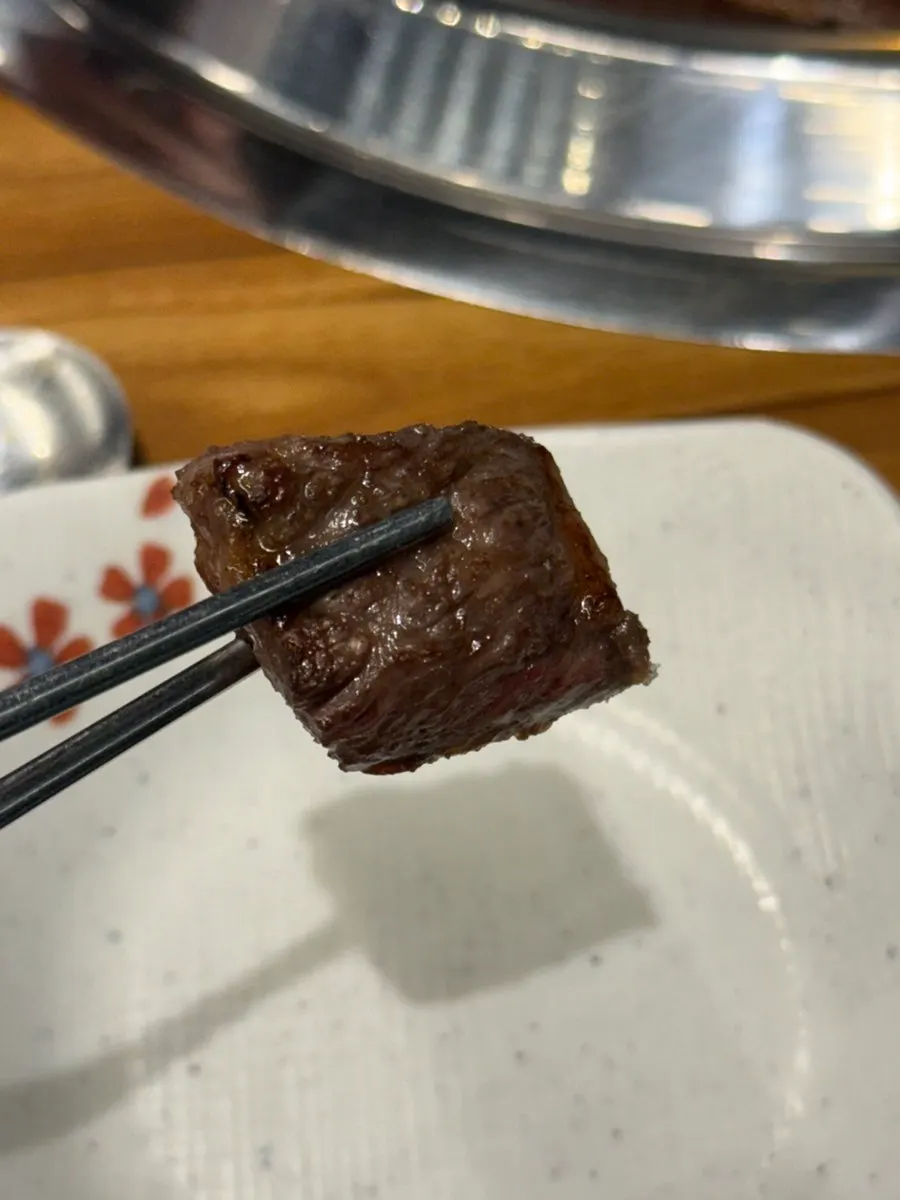 직원이 참숯 화로에 구워주는 소 생갈비
