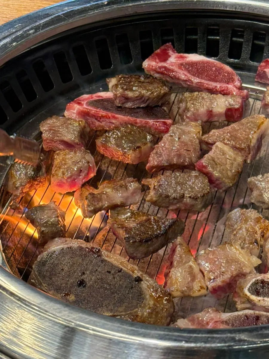 구운 생갈비와 명이나물 곁들인 한 점