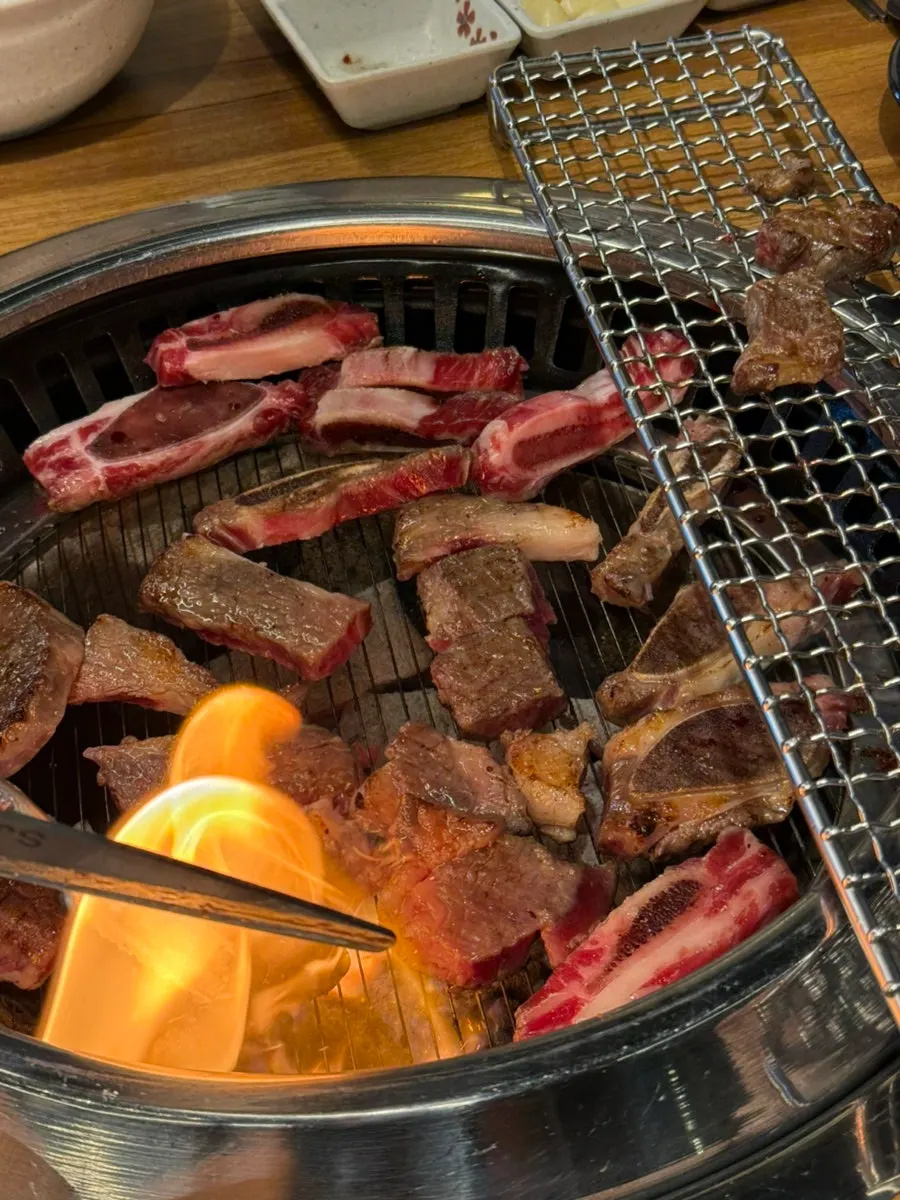 노릇하게 구워진 소 생갈비 클로즈업