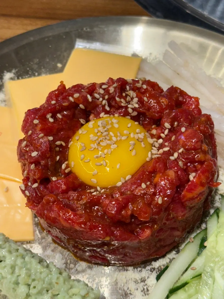 다 구워져 접시에 놓인 생갈비