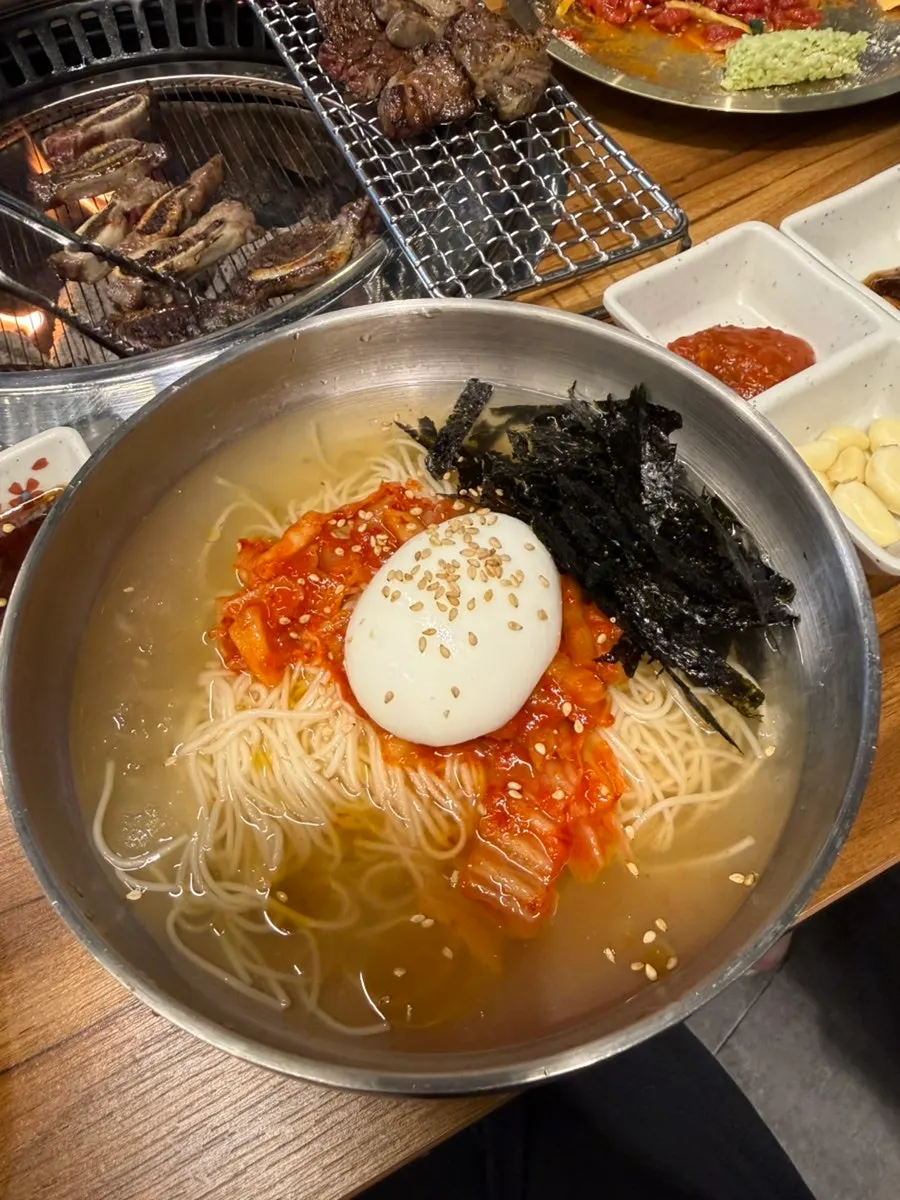 노른자 비벼 먹는 육회 한 접시