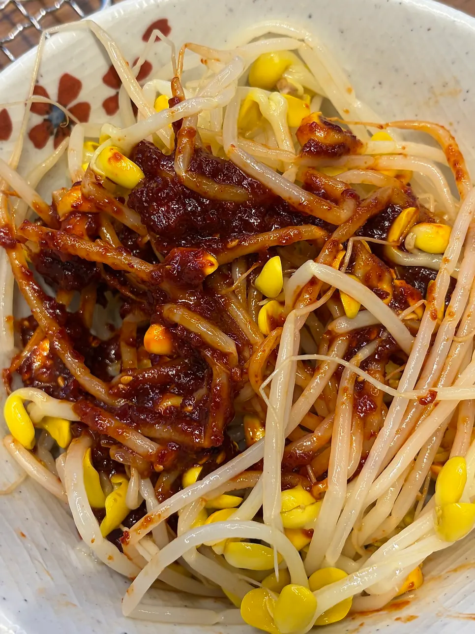 백김치와 마늘이 담긴 밑반찬 접시