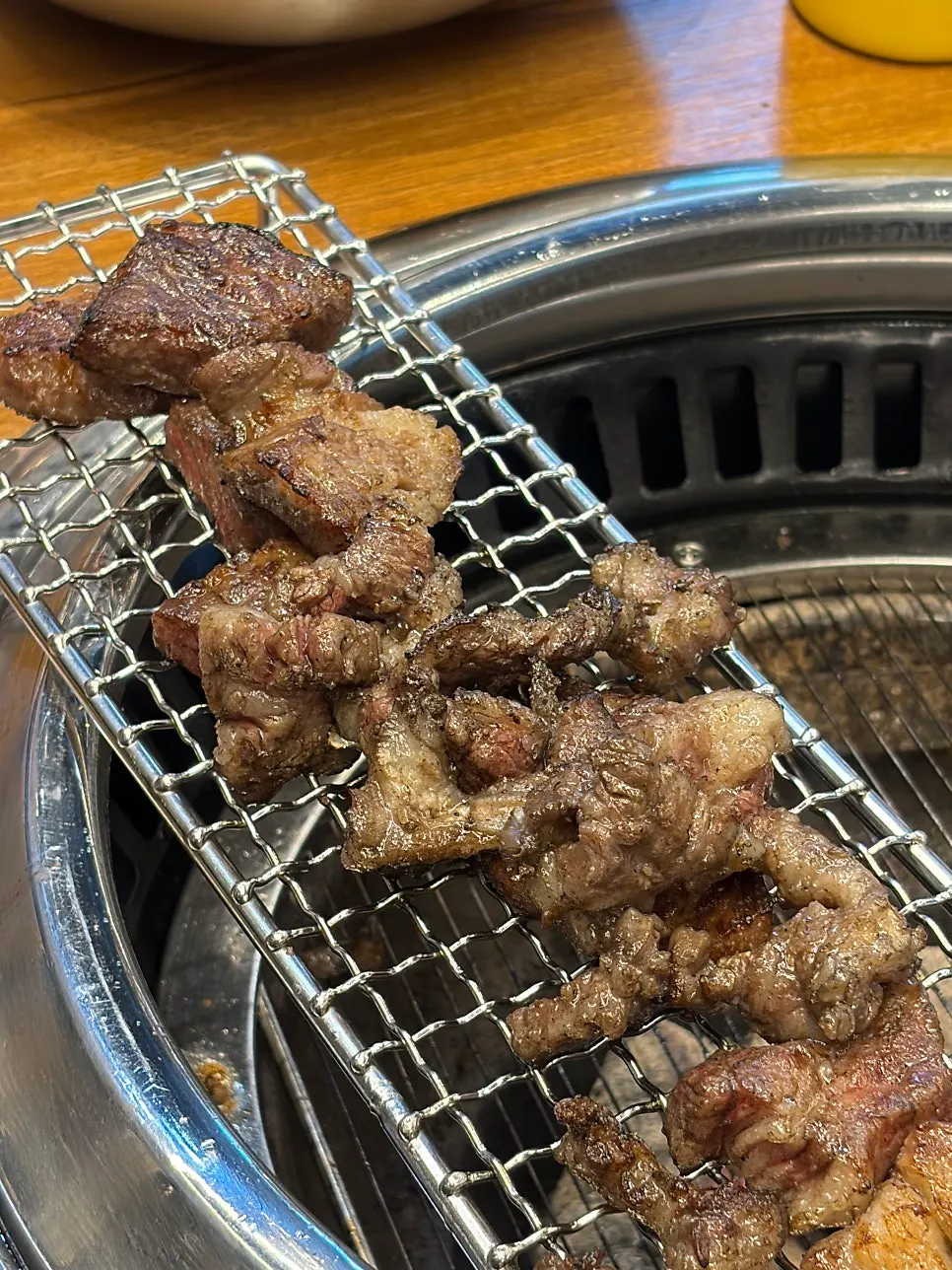 비빔냉면에 콩나물무침과 고기를 올린 모습