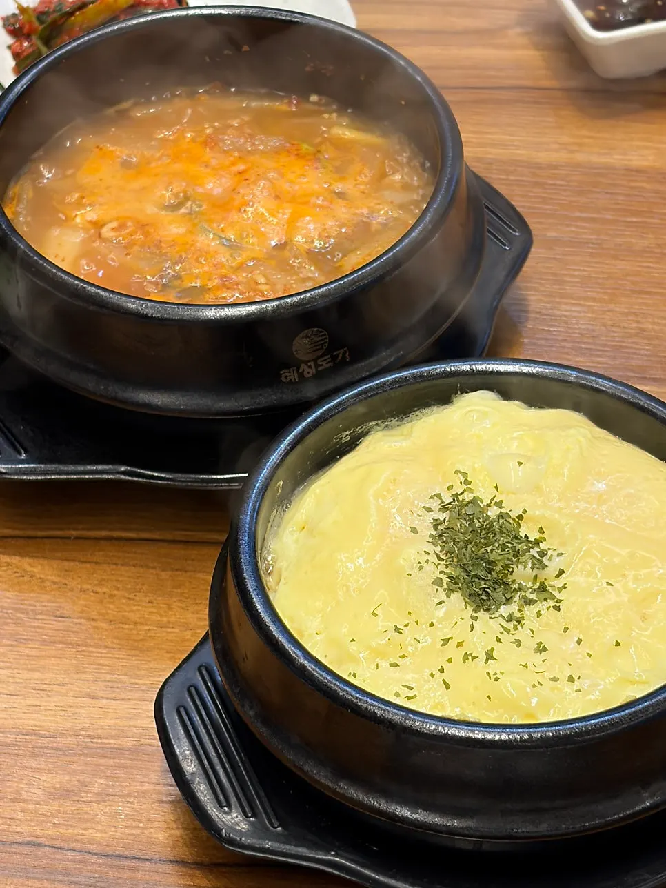 된장찌개에 밥을 말아 먹는 모습