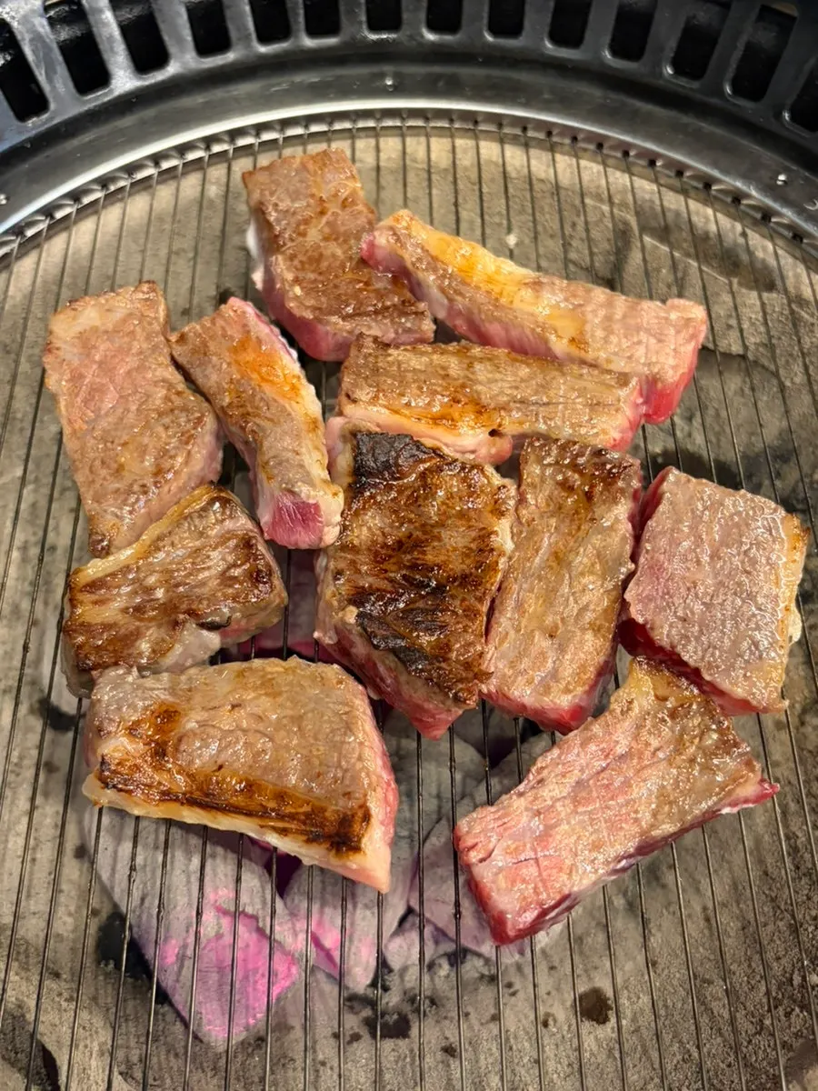 Ubookgeum fresh beef ribs on the grill