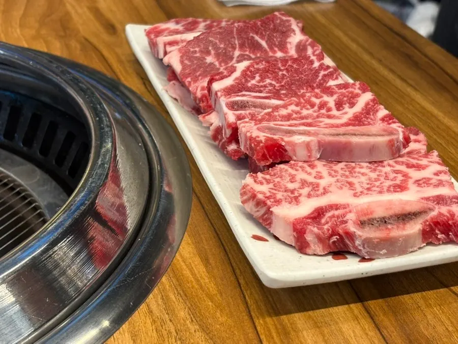 주문한 소 생갈비 한 마리 접시