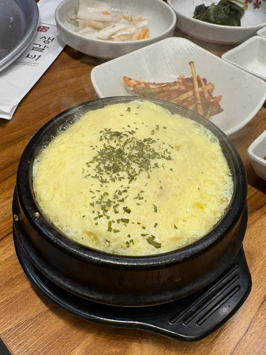 직원이 불판 위에서 갈비를 굽는 모습