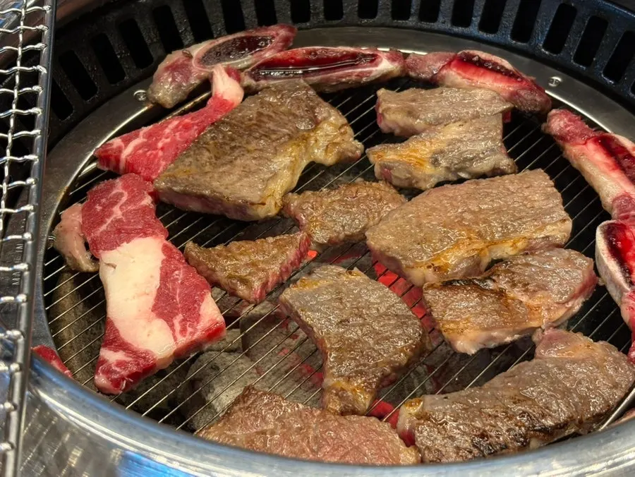 콩나물무침과 밑반찬이 놓인 테이블