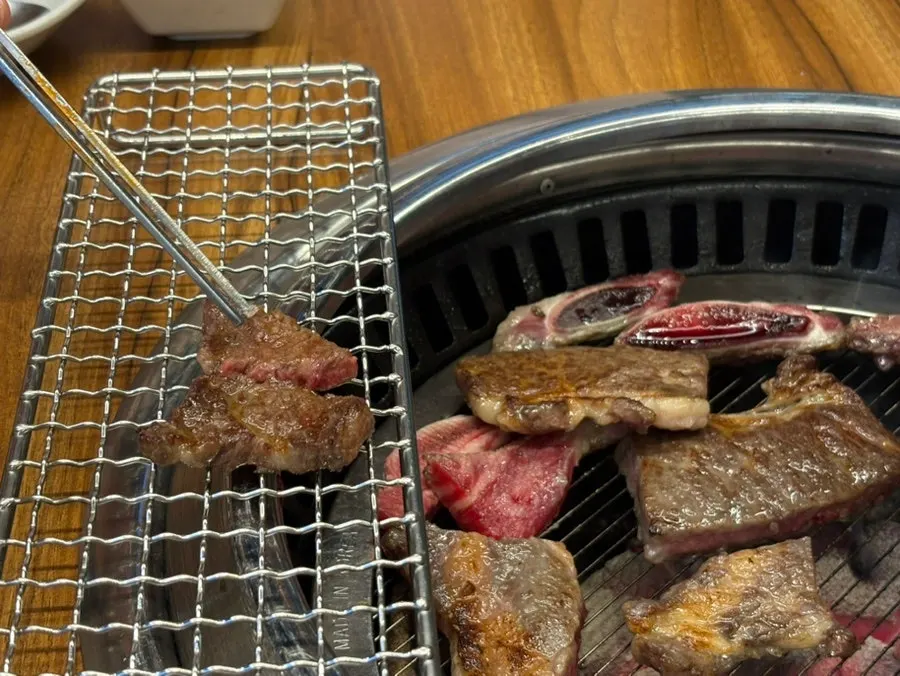 불판에 가득 올려져 익어가는 소생갈비