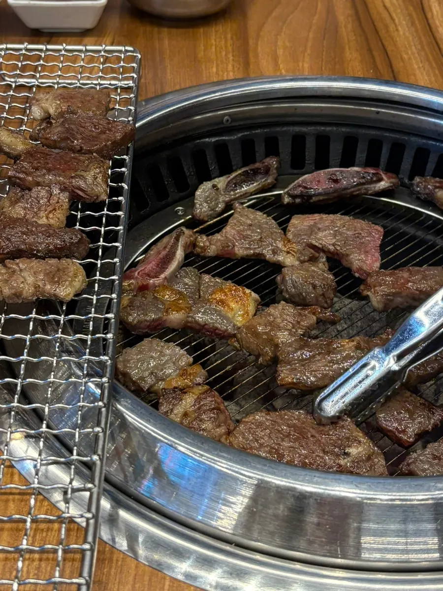 노릇하게 구워지는 소갈비 근접