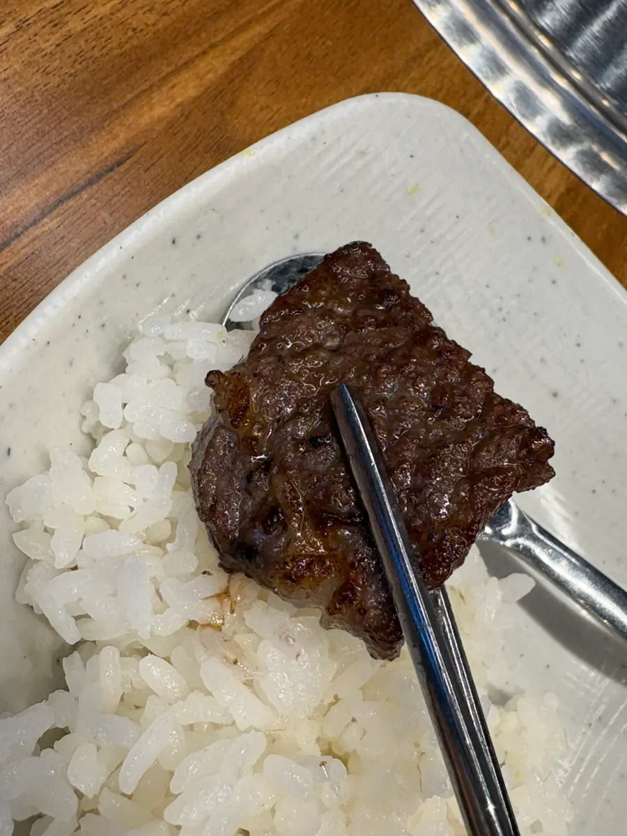 먹기 좋게 잘린 구운 갈비살