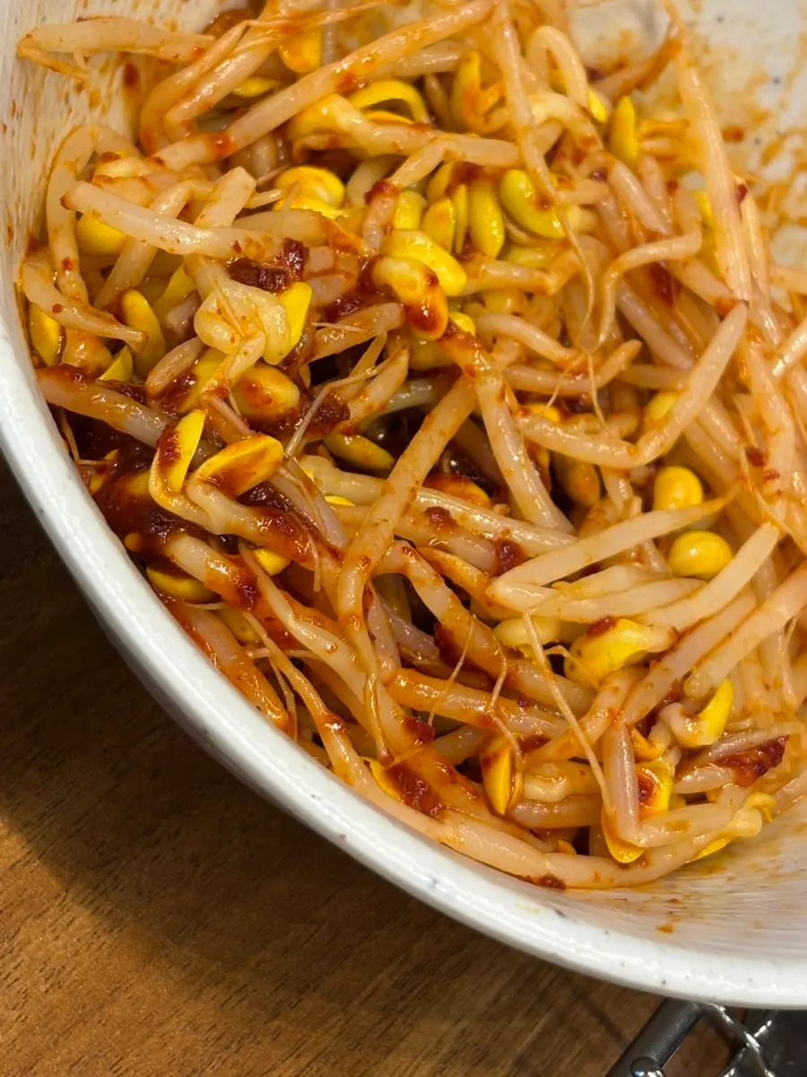 흰밥 위에 올린 구운 소갈비 한 점