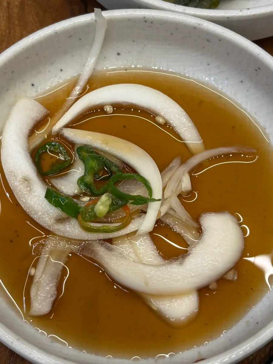 고기와 함께 차려진 반찬 접시