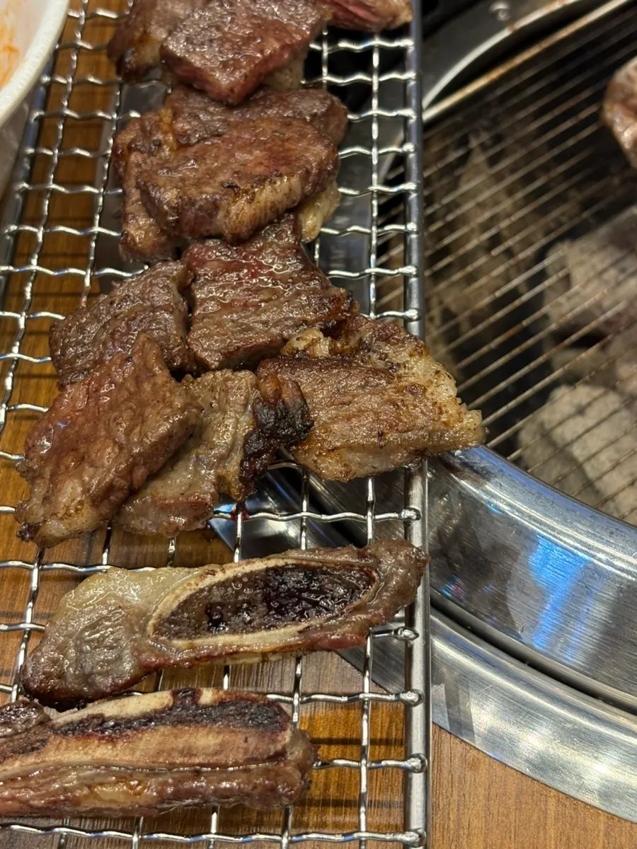콩나물무침을 곁들인 소갈비 한 점