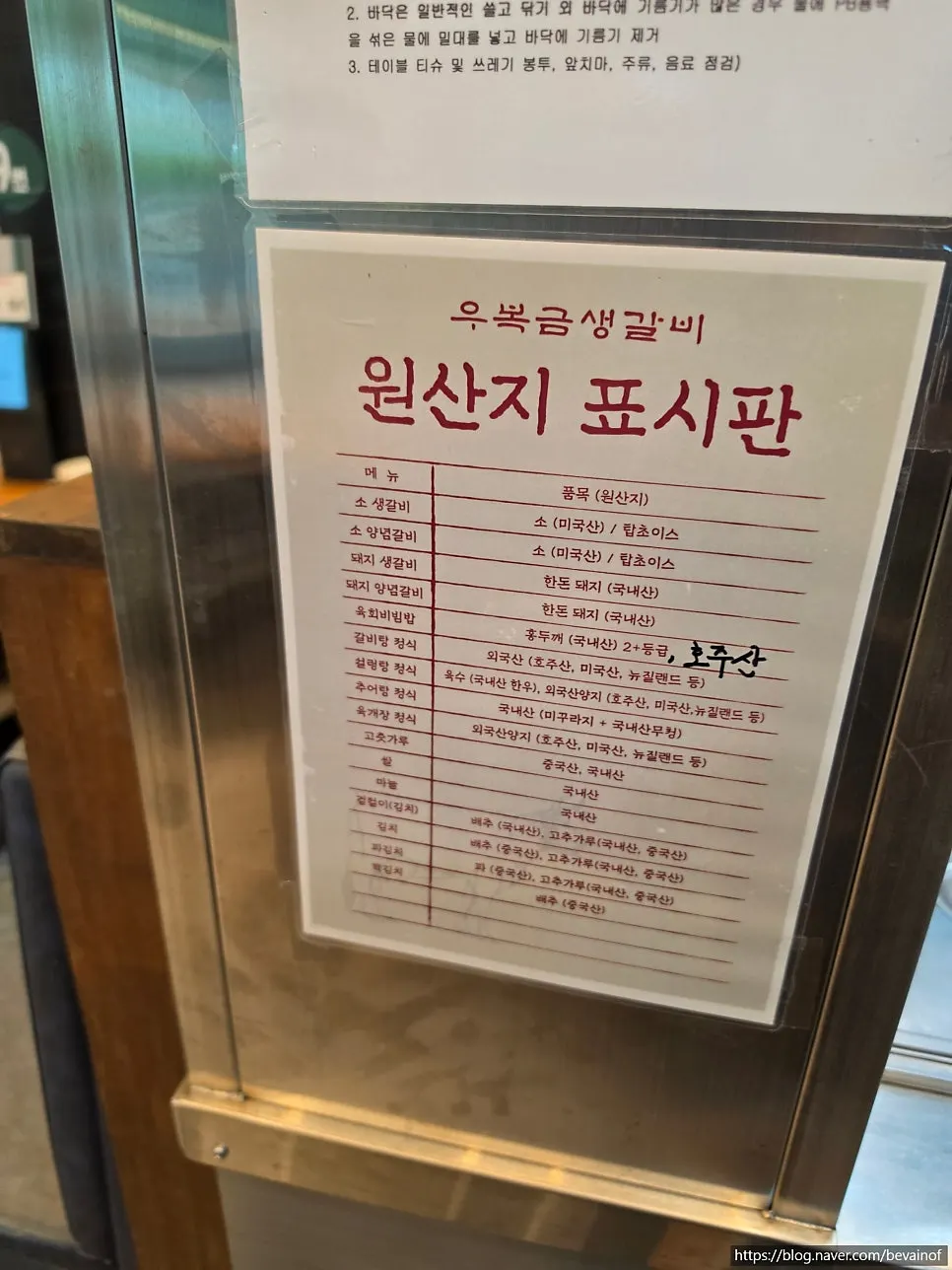 매장 내부 통로와 테이블 배치