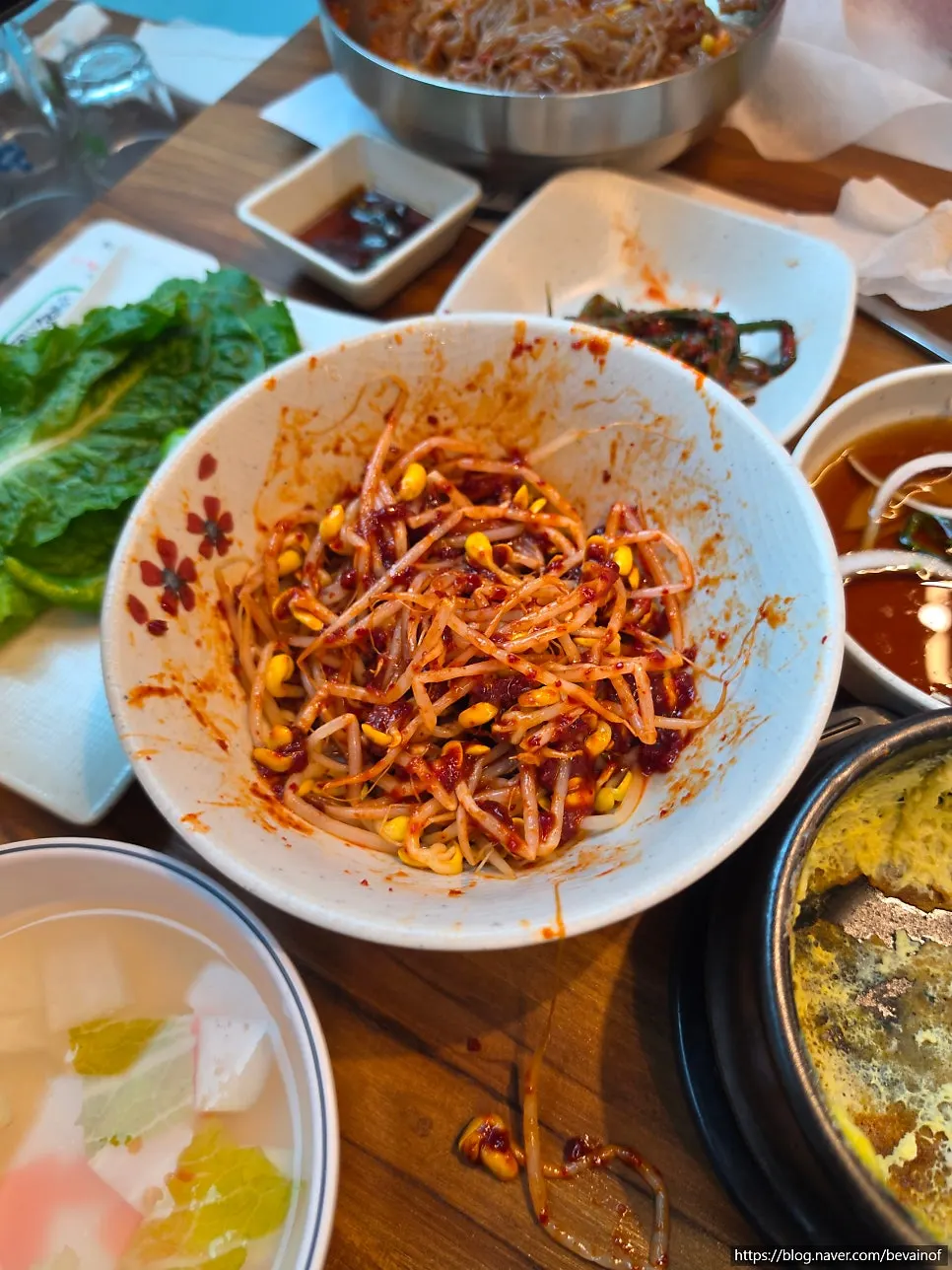 기본 찬으로 나온 된장찌개와 콩나물무침